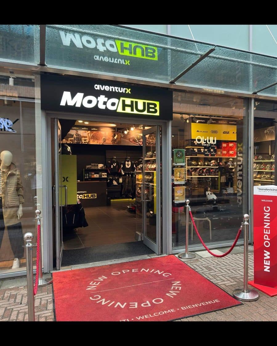 L’ingresso del negozio Aventurx MotoHub di Mondovicino Outlet Village