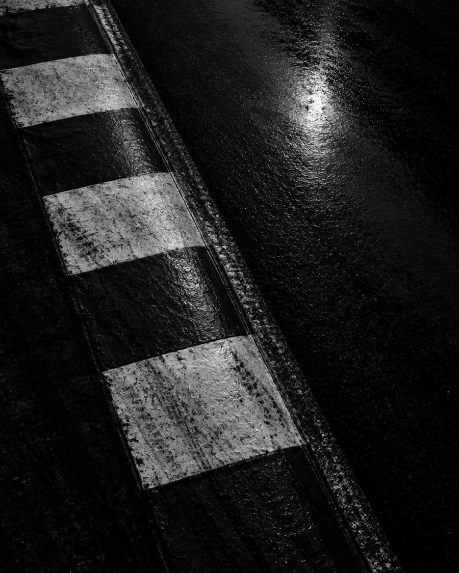 Cordolo bianco e nero di un circuito visto dall’alto