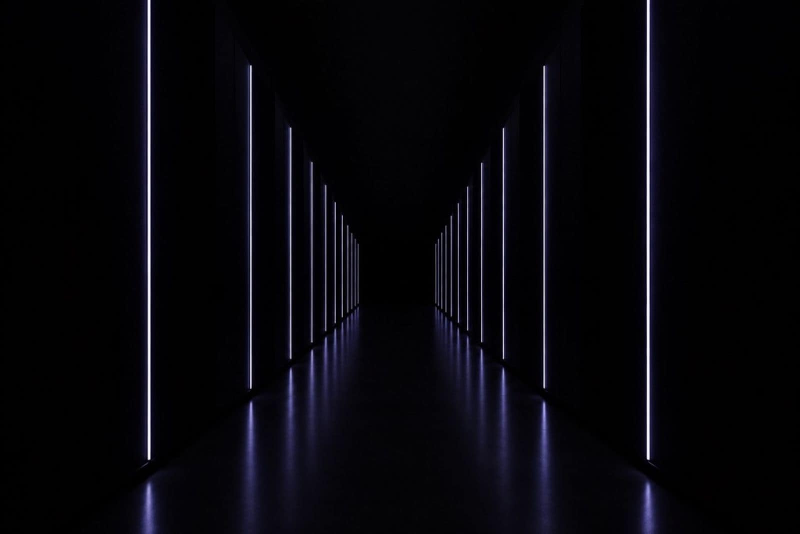 Corridoio scuro segnato da linee verticali di luce fredda